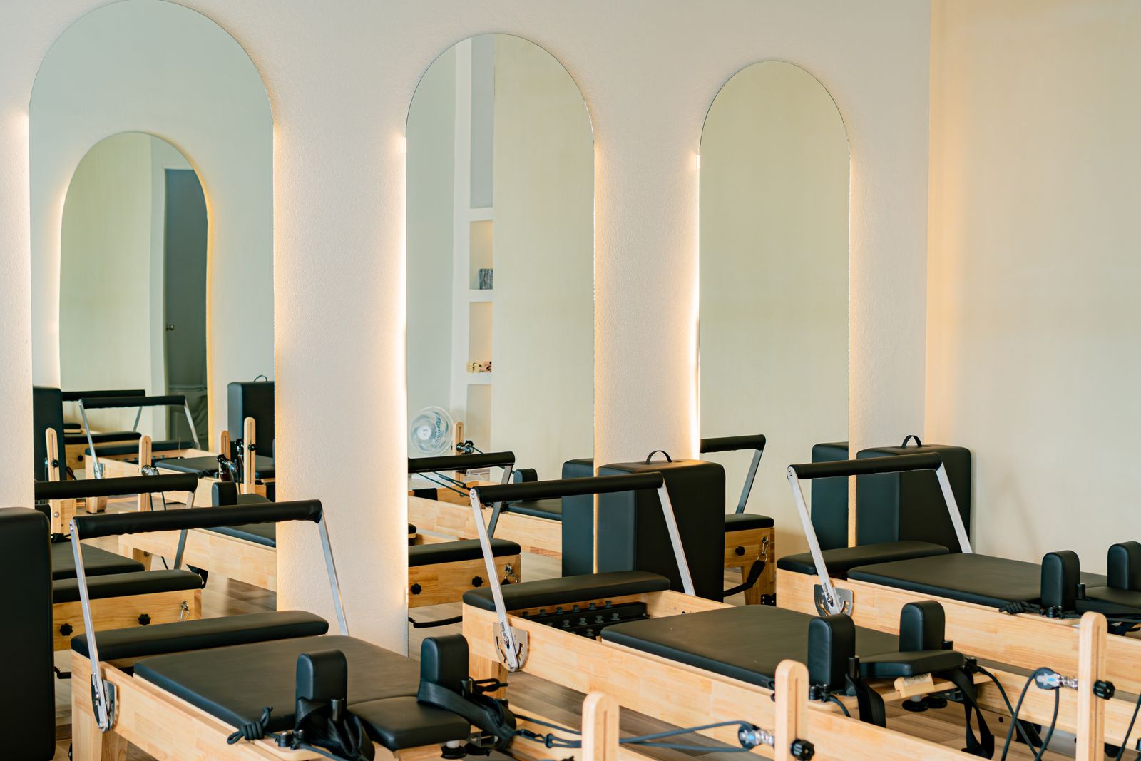 Estúdio de pilates com aparelhos enfileirados